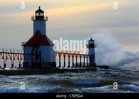 Foto von der St. Joseph-Pier in der Morgendämmerung, Great Lakes, Lake Michigan USA Stockfoto