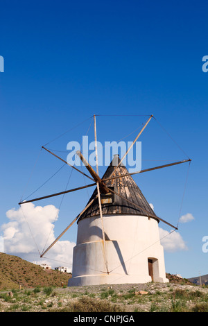 Windmühle außerhalb San Jose, Cabo de Gata-Nijar Natural Park, Provinz Almeria, Spanien. Stockfoto