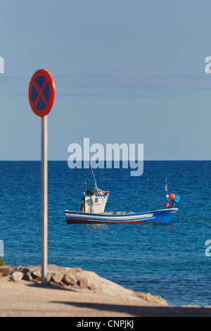 Angelboot/Fischerboot und No Parking unterzeichnen auf La Isleta del Moro auch bekannt als La Isleta, Provinz Almeria, Spanien Stockfoto