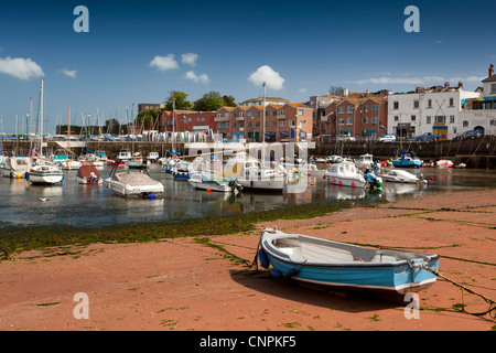 Großbritannien, England, Devon, Paignton, Freizeit Boot hoch und trocken bei Ebbe im Hafen Stockfoto