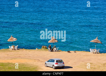 Cafe Sonnenschirme und Tische am Rand der Klippe am Plage Cap Spartel, in der Nähe von Tanger, Marokko. Stockfoto