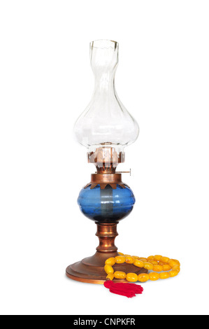 Vintage orientalische Gas- oder Öl-Lampe mit türkischen Bernstein Rosenkranz auf weißem Hintergrund Stockfoto
