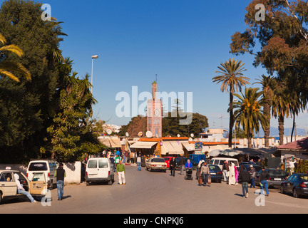 Tanger, Marokko. Rue Sidi Bouabid in Le Grand Socco führt. Minarett der Moschee Sidi Bou Abib. Stockfoto