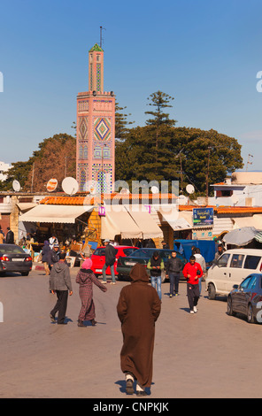 Tanger, Marokko. Rue Sidi Bouabid in Le Grand Socco führt. Minarett der Moschee Sidi Bou Abib. Stockfoto