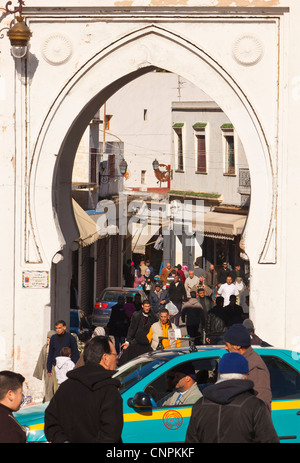 Tanger, Marokko. Bab el Fahs, das Tor von Le Grand Socco in die Medina. Stockfoto