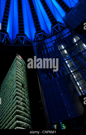 Wunderschöne Architektur des Sony-Center und Bahn Tower, deutschens Konzernzentrale am Potsdamer Platz bei Nacht Stockfoto