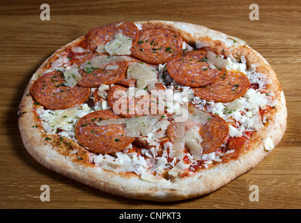 Roh oder Unccooked Peperoni-Pizza Stockfoto