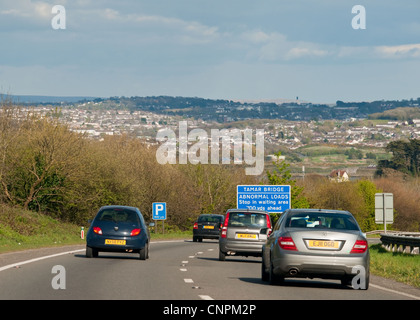 Verkehr auf der A38 in Richtung Tamar Brücke in Devon mit Plymouth in der Ferne Stockfoto