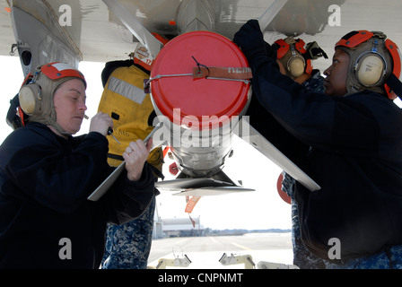 MARINEFLUGPLATZ MISAWA, Japan (21. April 2012) – das Team der Flugorganisation, das der Patrol Squadron (VP) 1 angeschlossen ist, lädt den SLAM-er (Captive Air Training Missile) aus dem P-3-Flugzeug 21. April 2012 herunter. VP-1 wird derzeit in Nordjapan eingesetzt, um den Betrieb der 7. Flotte zu unterstützen. Stockfoto