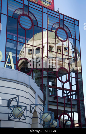 Das Bradford Odeon spiegelt sich im Alhambra Theatre. Stockfoto