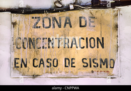 "Treffpunkt im Falle von Erdbeben", unterzeichnen in Paucartambo, Peru. Stockfoto