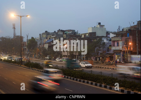 Verkehr auf der Straße in der Nacht in Delhi Stockfoto