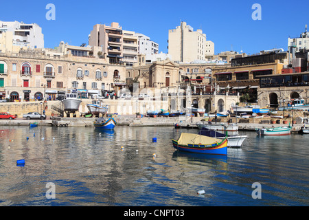 Angelboote/Fischerboote und die historischen Gebäude innerhalb von Spinola Bay, St. Julians Malta Europa Stockfoto