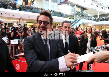 Schauspieler Robert Downey Jr. (Iron Man) Autogramme und begrüßt das Publikum an der Europa-Premiere von The Avengers in London Stockfoto