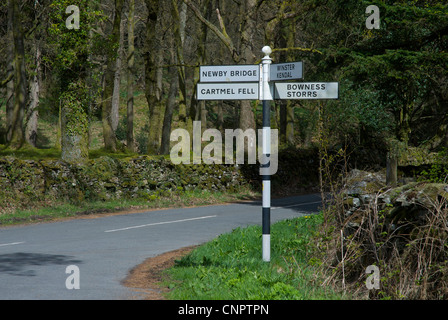 Altmodische Wegweiser an einer Straße Kreuzung, Ludderburn, Nationalpark Lake District, Cumbria, England uk Stockfoto