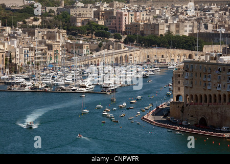 Ein Blick auf die Three Cities Marina aus der Upper Barrakka Gardens, Valletta, Malta, Europa Stockfoto