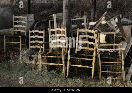 Gebrochene Holzstühlen im Stall Stockfoto