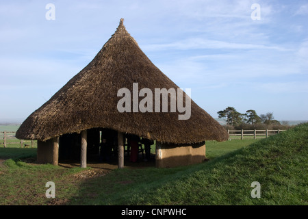 Eisenzeit Schlamm Hütte Ringlokschuppen mit Lehmwänden und konischen Reetdach Stockfoto