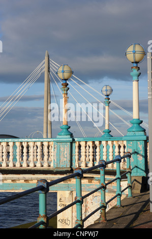 Alte Scarisbrick Avenue Bridge über Marine Lake, Southport. Merseyside, mit modernen Marine Art Schrägseilbrücke im Hintergrund Stockfoto