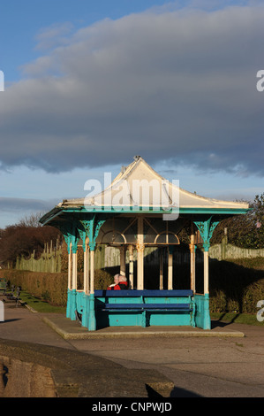 Ein älteres Ehepaar sitzt in einem reich verzierten viktorianischen Tierheim, Southport Marine Park Stockfoto