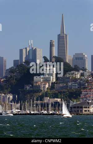 Skyline von San Francisco gesehen von der Bucht, San Francisco, Kalifornien, USA Stockfoto