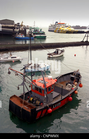 Eine Vielzahl von Booten, Portsmouth Dockyard, Hampshire, UK Stockfoto
