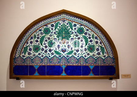 Polychrome Lünette aus Iznik glasierte Fliesen im archäologischen Museum in Istanbul, Türkei hergestellt. Stockfoto