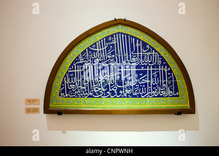 Gekachelte Fenster Fassade in farbige Glasur Technik im archäologischen Museum in Istanbul, Türkei Stockfoto