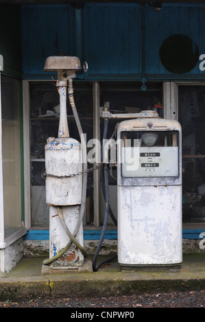 Alte weiße Zapfsäule vor blauem Hintergrund in verlassenen garage Stockfoto