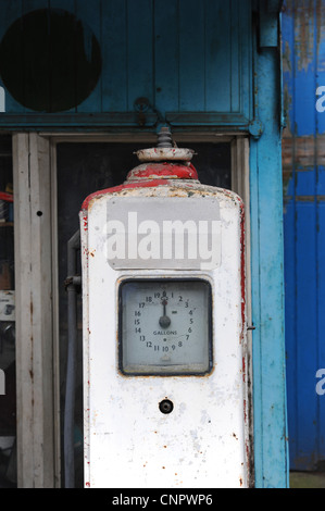 Alte Benzinpumpe vor blauem Hintergrund in verlassenen garage Stockfoto