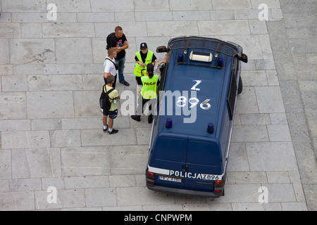 Polnische Polizei interview Menschen auf einem Platz in Warschau, Polen Stockfoto