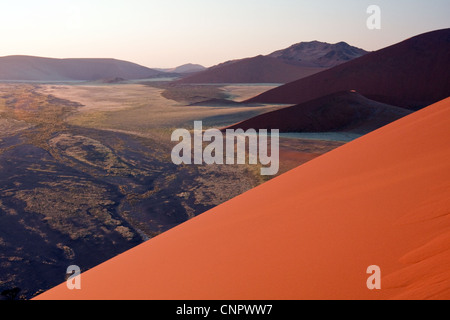 Sonnenaufgang von der Spitze des 80m hohen Düne 45 im Sossusvlei, Südliches Namibia, Afrika Stockfoto