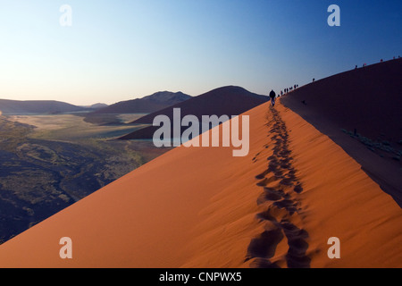 Sonnenaufgang von der Spitze des 80m hohen Düne 45 im Sossusvlei, Südliches Namibia, Afrika Stockfoto