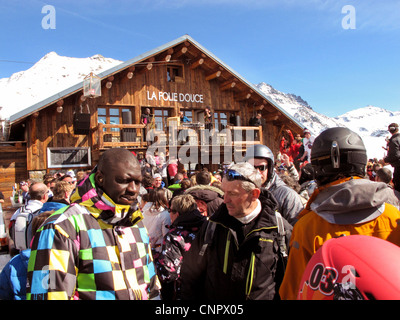 Skifahrer im la Folie Douce Café, Val Thorens, Les Portes du Soleil, Französische Alpen Frankreich Europa Stockfoto