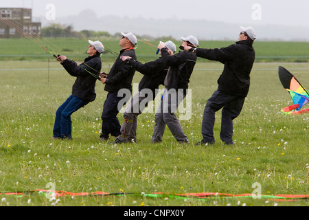 Display-Team fliegt Lenkdrachen bei einem Kite Festival in hat, Wiltshire Stockfoto