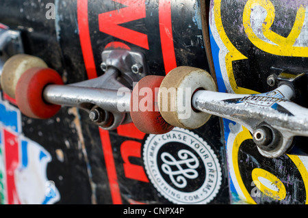 Nahaufnahme von der Unterseite der drei skateboards Stockfoto