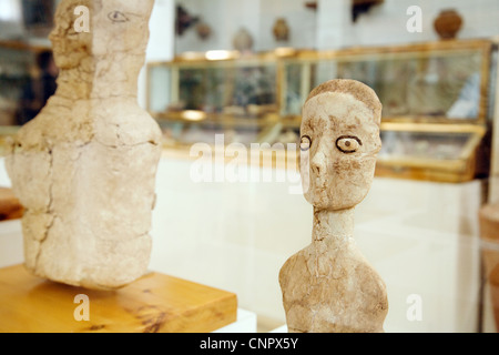 Die Kunst der Antike; antike Statuen aus der Jungsteinzeit 8000-6000 v. Chr. von Ain Ghazal im Jordan Archäologische Museum, Amman, Jordanien Stockfoto