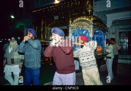 Sikhs tragen Guru Granth Sahib (Heilige Buch der Sikhs) am goldenen Tempel in Amritsar, Indien. Stockfoto