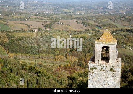 Bell Tower und Felder, San Gimignano, Toskana-Italien Stockfoto