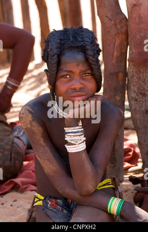 Porträt eines jungen Mädchens von der traditionellen namibischen Himbas, genommen in einem Stammes-Homestead im nördlichen Namibia, Afrika Stockfoto