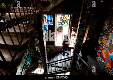 Graffiti bedeckt Treppe im Kunsthaus Tacheles-Kunst-Center in Berlin Stockfoto