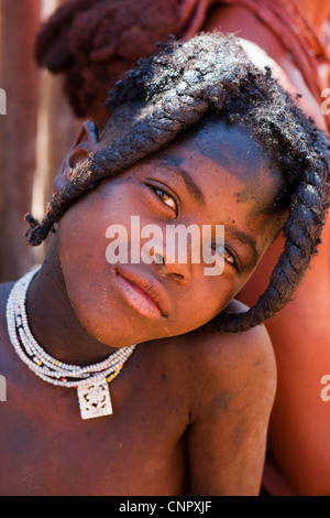 Porträt eines jungen Mädchens von der traditionellen namibischen Himbas, genommen in einem Stammes-Homestead im nördlichen Namibia, Afrika Stockfoto