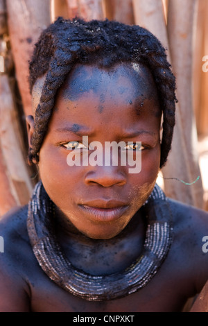 Porträt eines jungen Mädchens von der traditionellen namibischen Himbas, genommen in einem Stammes-Homestead im nördlichen Namibia, Afrika Stockfoto