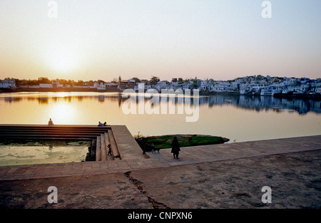 Sonnenuntergang am Púshkar See, Rajastán, Indien. Stockfoto