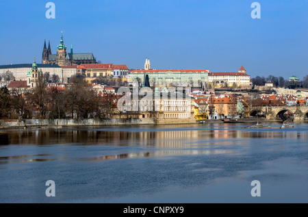 Blick auf die Prager Burg und die Kirche über den Vtlava River in der Tschechischen Republik Stockfoto