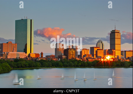 Charles River Segelboote und Back Bay in Boston bei Sonnenuntergang Stockfoto