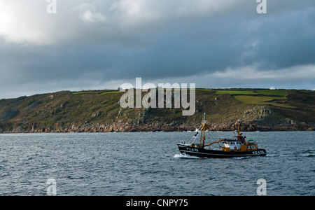 Trawler Fischerei vor der kornischen Küste in der Nähe von Penzance Stockfoto