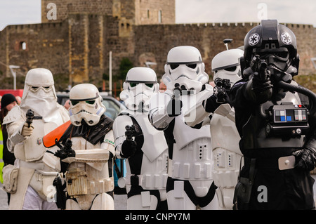 Star Wars-Fans verkleidet als Sturmtruppen in Carrickfergus durchführen Stockfoto