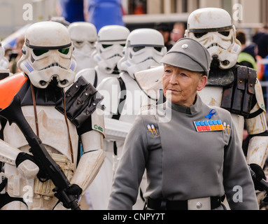 Star Wars-Fans verkleidet als Sturmtruppen in Carrickfergus durchführen Stockfoto