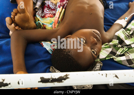 Ein Junge, der an Malaria leidet liegt auf einem Bett in einer Klinik von Ärzte ohne Grenzen neben der Tabacongo Health Center in Tabacongo Stockfoto